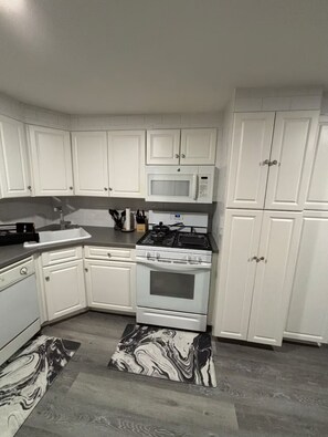 Kjøleskap, mikrobølgeovn, ovn og kokeplater