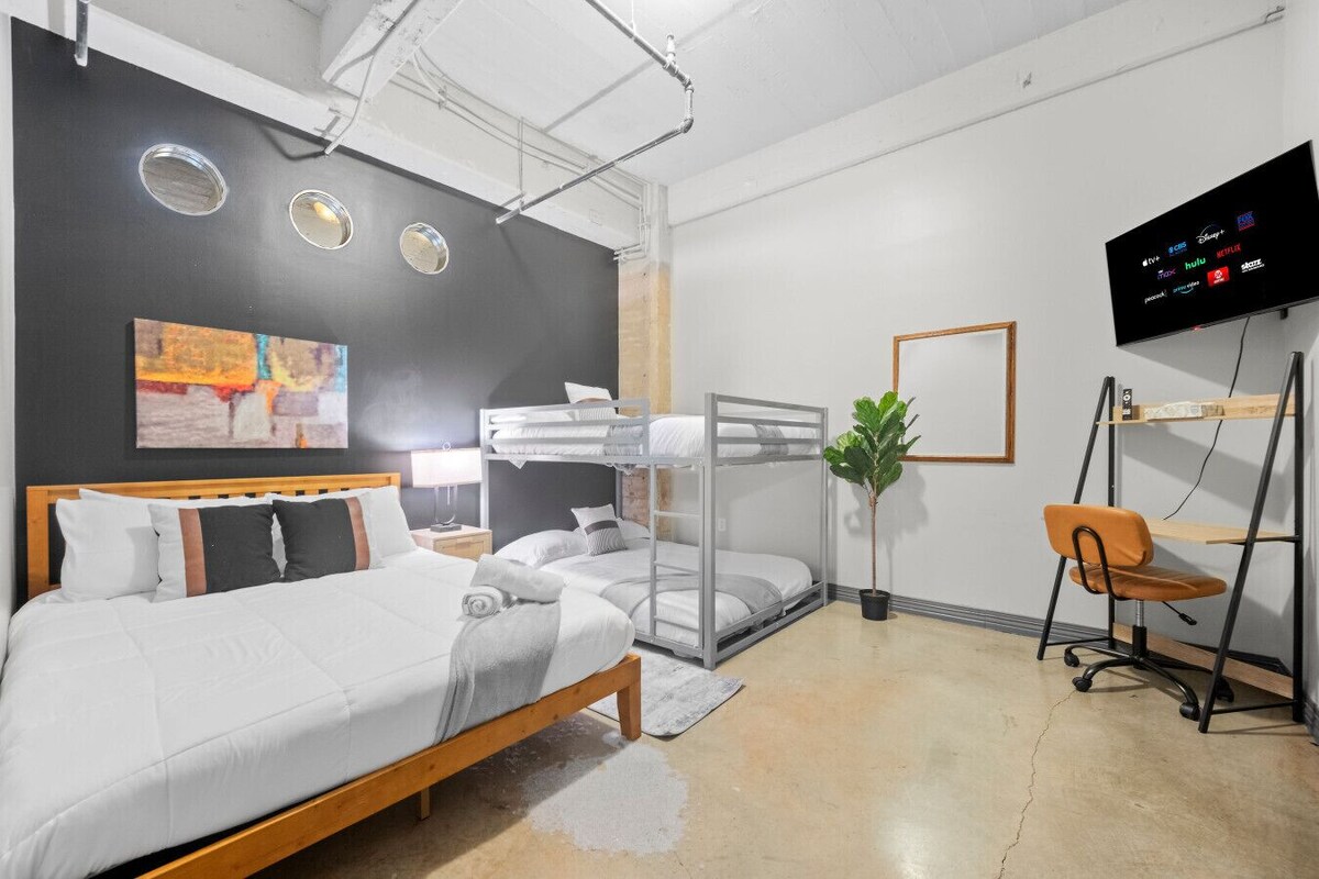 Stunning Downtown Apartment | Pool, Laundry, Parking