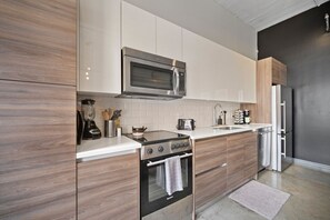 Kylskåp, mikrovågsugn, ugn och spishäll
