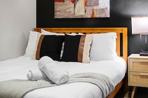 2 slaapkamers, een bureau, een strijkplank/strijkijzer, reisbedje