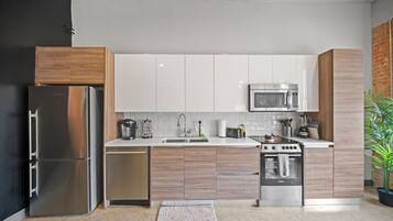 Een koelkast, een magnetron, een oven, een kookplaat