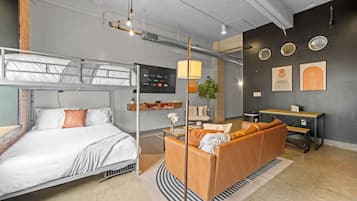 2 slaapkamers, een bureau, een strijkplank/strijkijzer, reisbedje