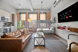 2 bedrooms, desk, iron/ironing board, travel cot - Stunning Downtown Apartment | Pool, Laundry, Parking (Dallas)