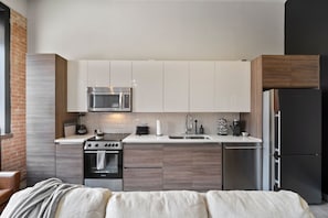 Frigorifero, microonde, forno, piano cottura
