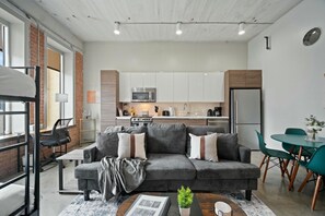 TV connectée, livres, chaîne hi-fi