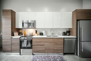 Micro-ondes, four, plaque de cuisson, cafetière/bouilloire