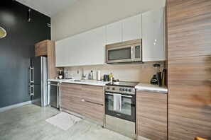 Kühlschrank, Mikrowelle, Ofen, Herdplatte