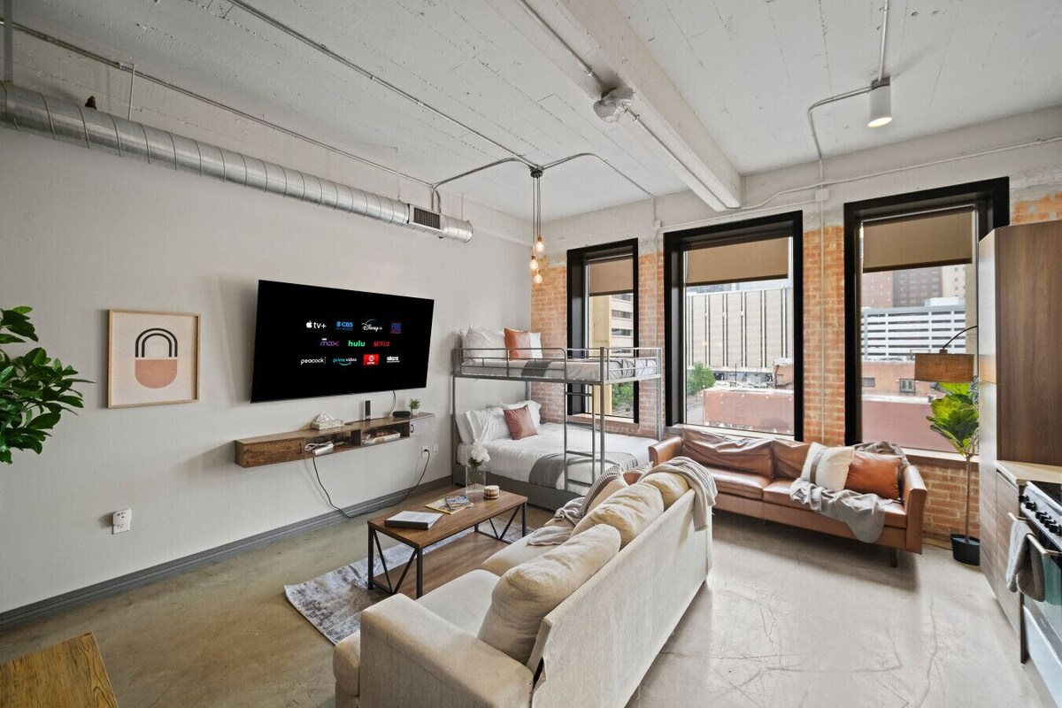 Stunning Downtown Apartment | Pool, Laundry, Parking