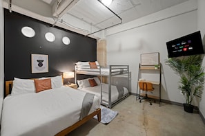 2 Schlafzimmer, Schreibtisch, Bügeleisen/Bügelbrett, Reisekinderbett