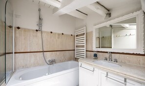 Shower, free toiletries, hair dryer, bidet