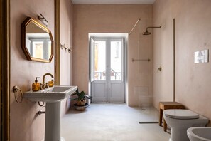 Douche, articles de toilette gratuits, sèche-cheveux, bidet