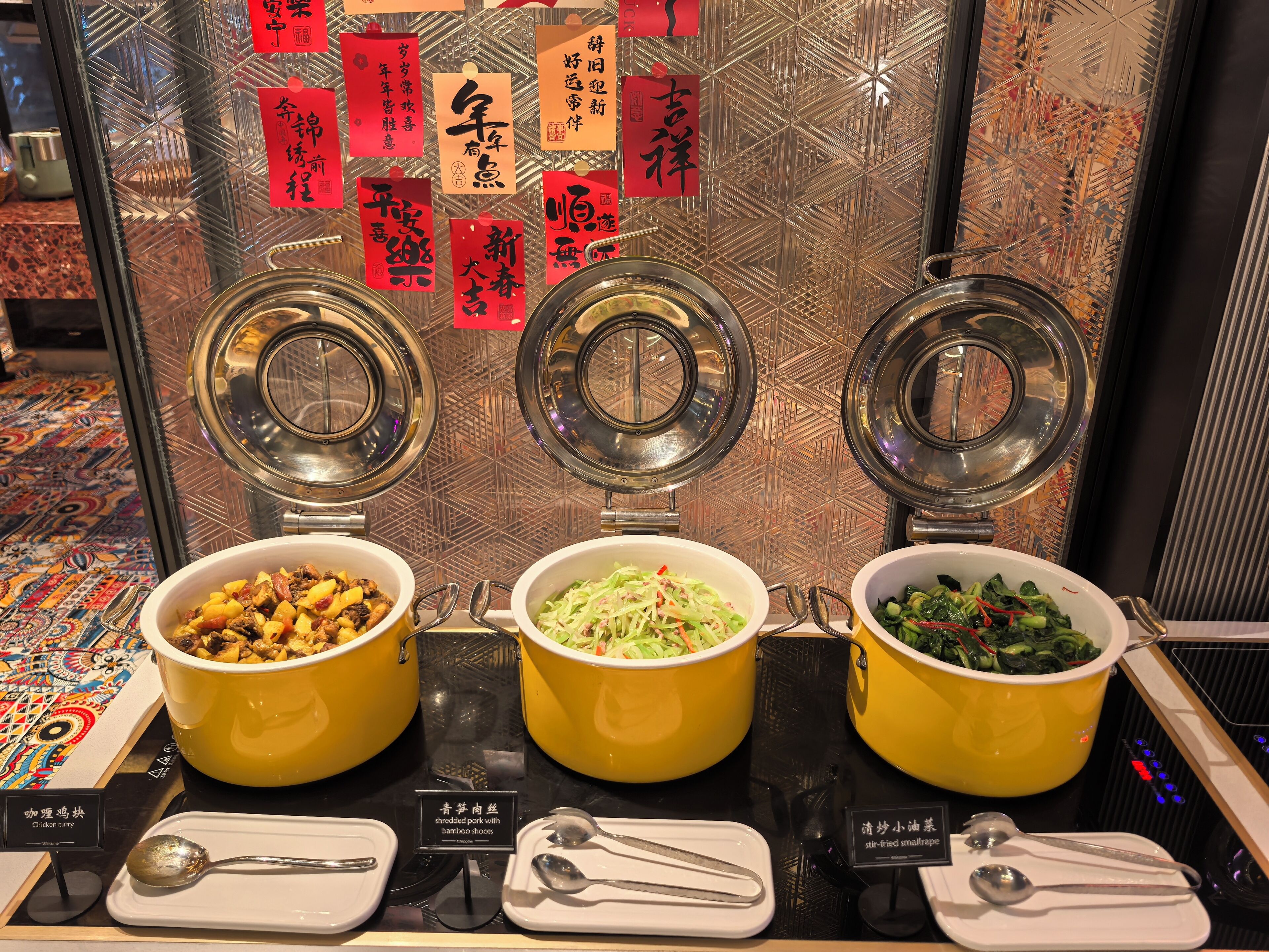 Daily buffet breakfast (CNY 68 per person)