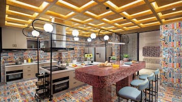 Kühlschrank, Mikrowelle, Wasserkocher, Esstisch