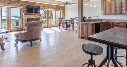 Spacious 4-bedroom overlooking Singer Castle including boat slip on the river