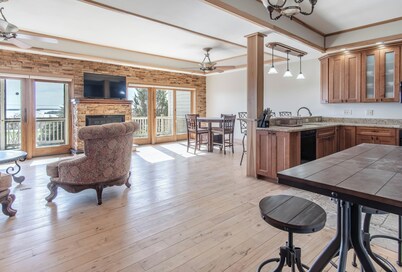 Spacious 4-bedroom overlooking Singer Castle including boat slip on the river