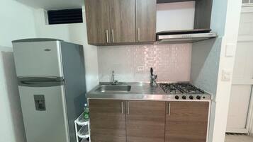 Micro-ondas, cooktop, talheres/pratos/utensílios de cozinha, especiarias