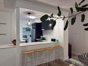 Microwave, oven, stovetop, dishwasher - Fabulous apartment in Bulli (Bulli)