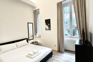 2 bedrooms, desk, iron/ironing board, free WiFi - Welcome to the vibrant heart of Moscova, where this exclusive apartment welcomes you with elegance and style, offering you a dream stay in the most dynamic and sophisticated area of Milan. ✨🏙️BEDROOMS: YOUR RELAXING RETREATThe apartment features t (Milan)