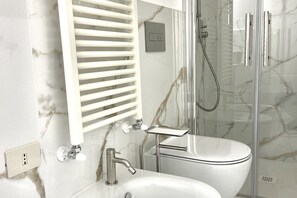 Bruser, hårtørrer, bidet, håndklæder