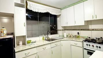 Geladeira, micro-ondas, fogão, lava-louças