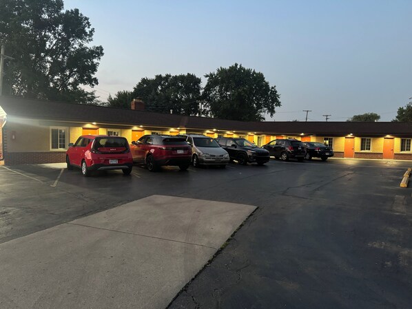 A motel with a parking lot containing several cars. - Fraser Motel (Fraser)
