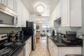 Fridge, microwave, oven, stovetop - Smoky Quartz' Beachfront Full Marina View Walk to Venice Boardwalk Pool, Gym (Marina del Rey)