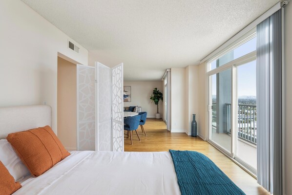 3 habitaciones, escritorio y tabla de planchar con plancha 