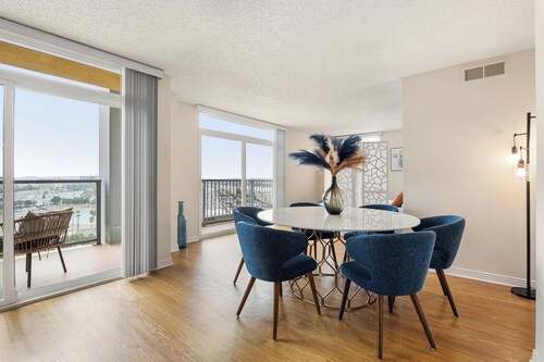 Smoky Quartz' Beachfront Full Marina View Walk to Venice Boardwalk Pool, Gym