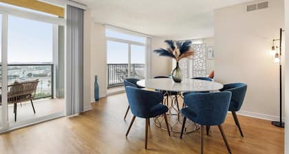 Smoky Quartz' Beachfront Full Marina View Walk to Venice Boardwalk Pool, Gym