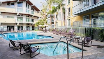 Utendørsbasseng og et oppvarmet basseng