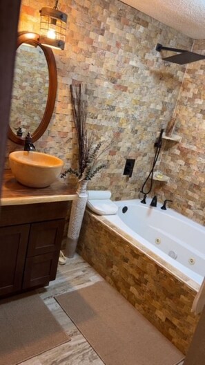 Douche, baignoire à remous, séchoir à cheveux, serviettes fournies