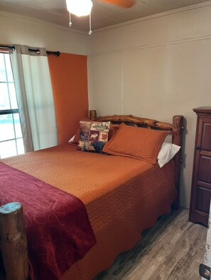 3 bedrooms, in-room safe, desk, iron/ironing board - Priv 80 secluded spa cabin retreat in woods nature ATV trails fish hunt relax (Avinger)