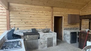 Una cocina compacta con estufa a gas, pileta y horno integrado.
