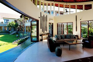 Vila família, 5 quartos, piscina particular | Área de estar