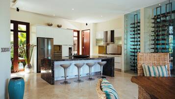 Villa familiar, 5 habitaciones, alberca privada | Cocina privada | Refrigerador, microondas, parrilla de estufa y arrocera