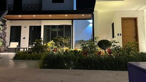 A modern building with a flat roof, large windows, and a covered entrance area. - Casa Love Us (Tequisquiapan)