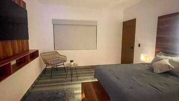 Habitación doble Deluxe | Espacio para trabajar con laptop y tabla de planchar con plancha