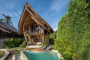 1 Bedroom Duplex Pool Villa | 1 ห้องนอน, มินิบาร์ฟรี, Wi-Fi ฟรี, ผ้าปูที่นอน