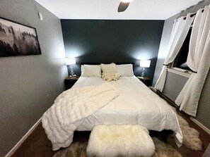 3 habitaciones, escritorio y tabla de planchar con plancha