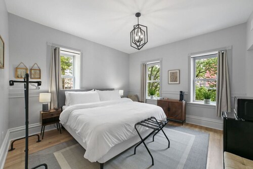 Steps to Downtown-Boutique Comfort- Bear Suite