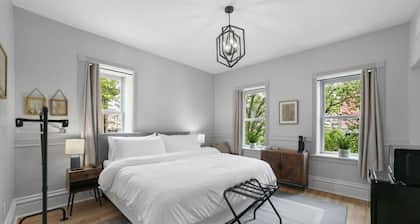 Steps to Downtown-Boutique Comfort- Bear Suite