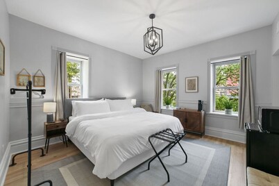 Steps to Downtown-Boutique Comfort- Bear Suite