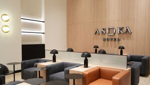 A modern hotel lobby with sofas, tables, and lamps. - Asoka Hotel (Bangkok)