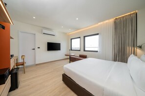 Deluxe Double Room, City View | Desk, laptop workspace, free WiFi, bed sheets - Asoka Hotel (Bangkok)