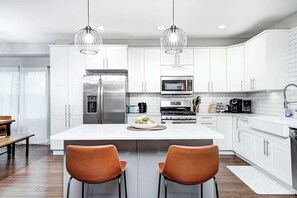 Microwave, oven, dishwasher, coffee/tea maker - Indy Family Getaway - 5BR - Sleeps 16 - Arcade games - Near Fountain Square (Indianapolis)