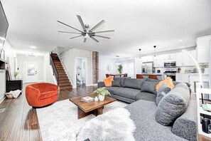 TV, fireplace, offices - Indy Family Getaway - 5BR - Sleeps 16 - Arcade games - Near Fountain Square (Indianapolis)