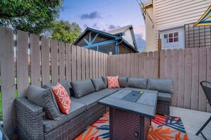 Outdoor dining - Indy Family Getaway - 5BR - Sleeps 16 - Arcade games - Near Fountain Square (Indianapolis)