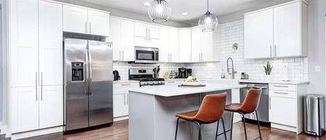 Microondas, horno, lavavajillas, cafetera/tetera