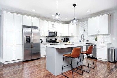 Indy Family Getaway - 5BR - Sleeps 16 - Arcade games - Near Fountain Square