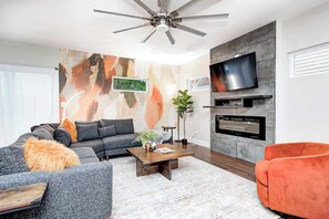 TV, fireplace, offices - Indy Family Getaway - 5BR - Sleeps 16 - Arcade games - Near Fountain Square (Indianapolis)